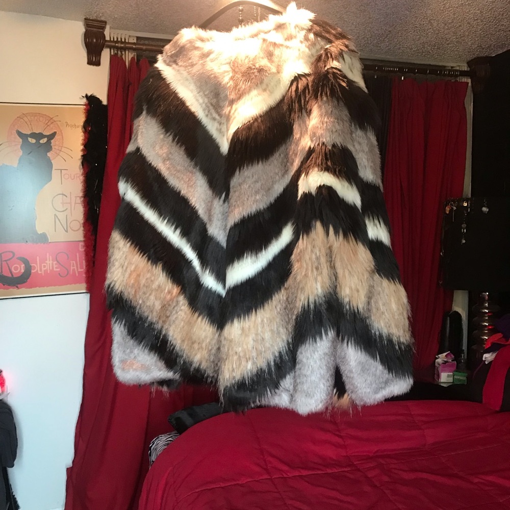 🖤 ❤️ NWOT ❤️🖤GORGEOUS FAUX FUR JACKET . . . - Picture 2 of 7
